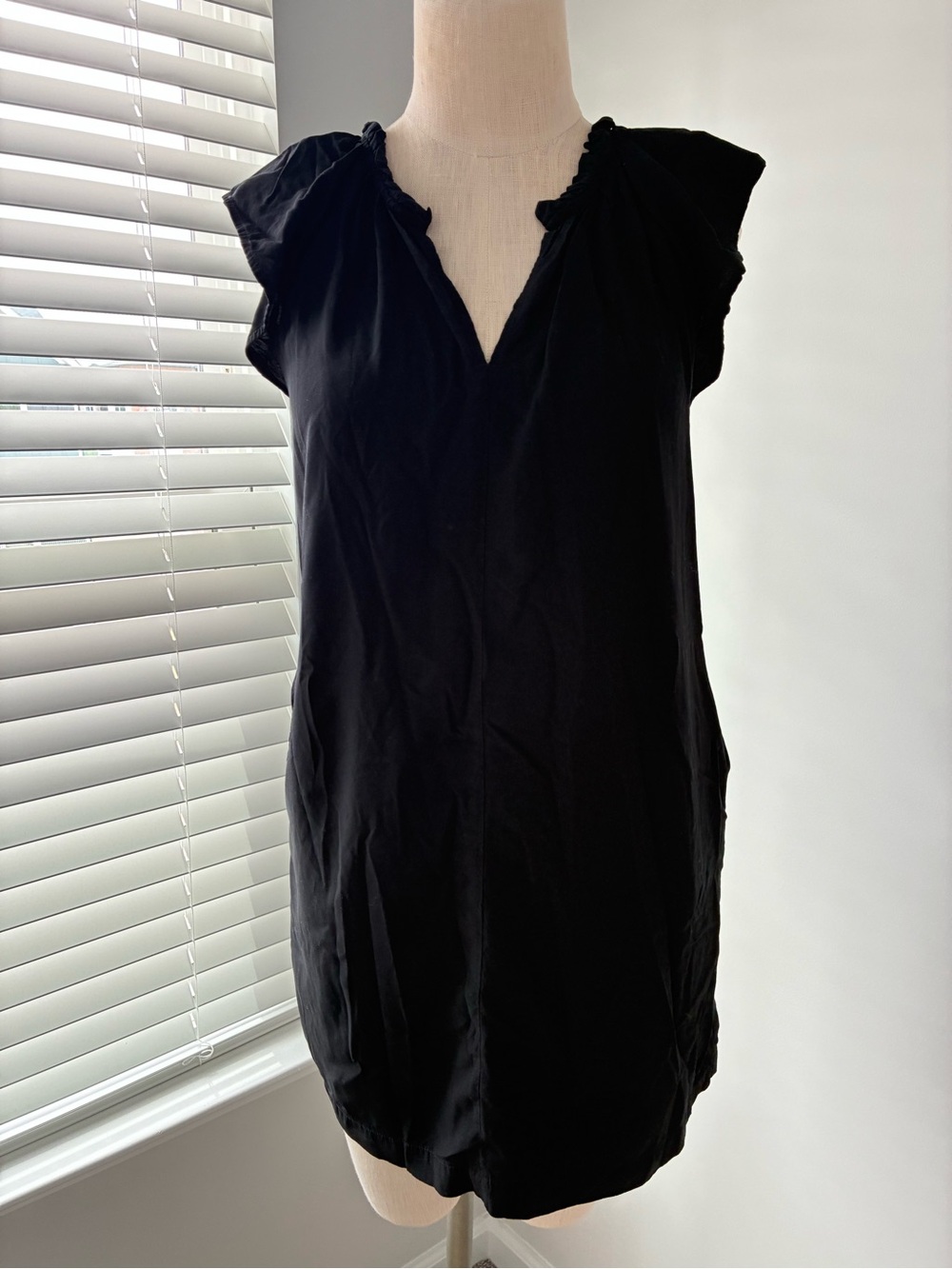 Gap Women's Black Flutter Sleeve Splitneck Mini Dress